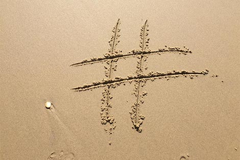 Hashtag im Sand