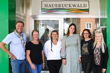 Das Team vom Hausruckwald und Kaiser Pamela stehen vor der Tür des Tourismusverbandes in Ampflwang
