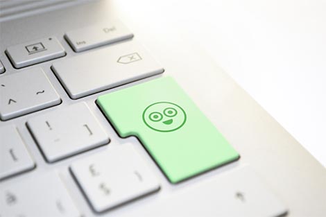 Zeigefinger auf Computertastatur, der eine positive Bewertung abgibt.