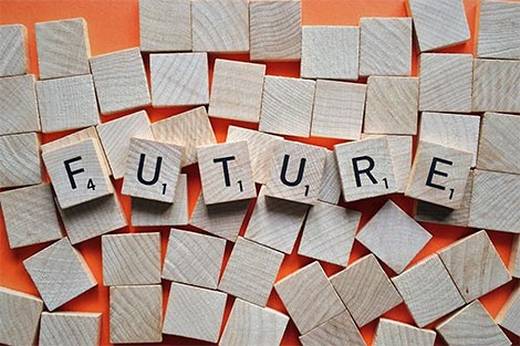 Das Wort Future aus kleinen Holzbausteinen geschrieben.